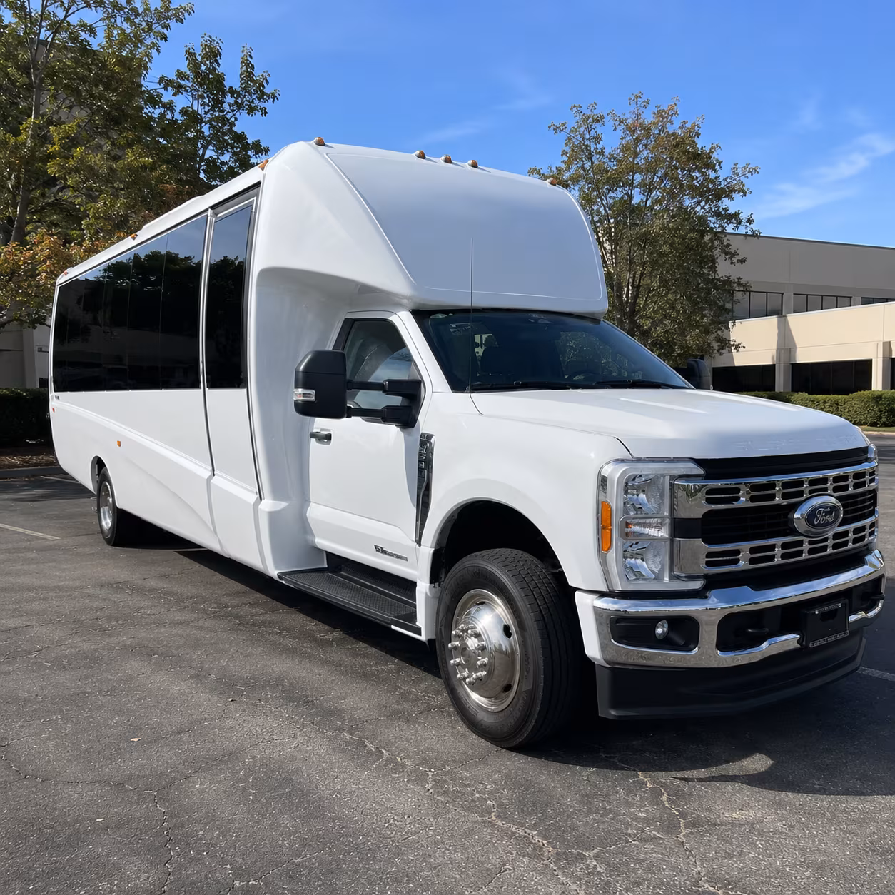 grand rapids charter bus rentals for airport transfers